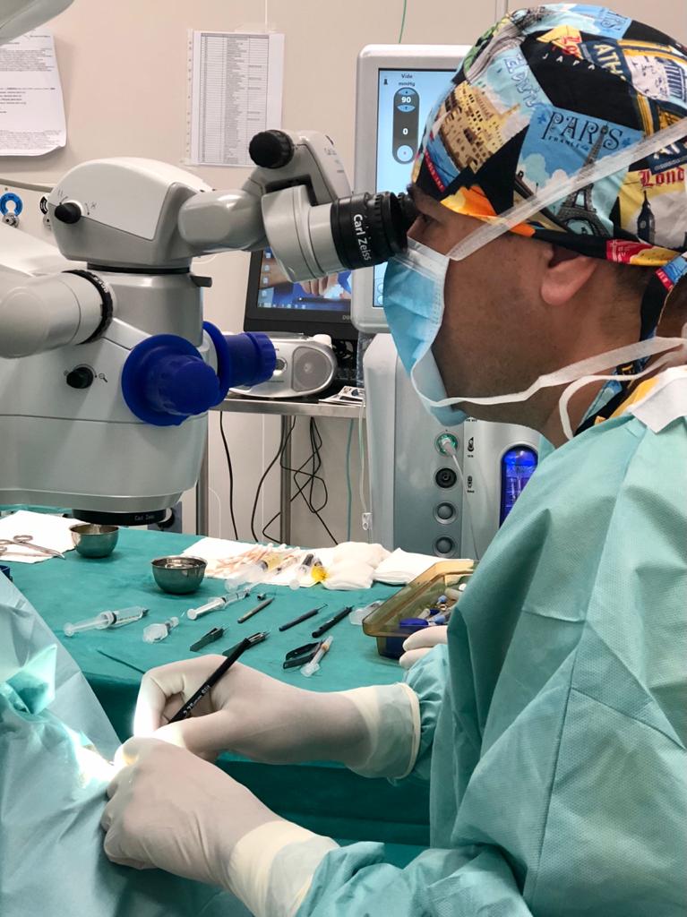 Traitement d'une maladie de l'oeil sous microscope opératoire
